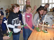 So geht Windkraft - die Mädchen beim Bauen. Foto: ZGF