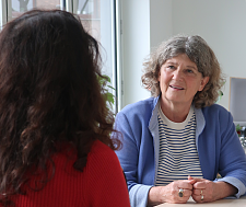 Landesfrauenbeauftragte Bettina Wilhelm im Gespräch während ihres Besuchs beim Projekt FOKUS.