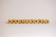 Auf dem Foto sind Buchstabenwürfel. Arbeitswelt steht darauf.