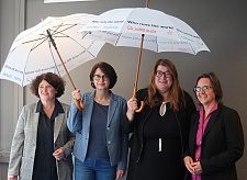 Auf dem Bild sind von links nach rechts Bettina Wilhelm, Claudia Bernhard, Anja Stahmann und stellvertretende Landesfrauenbeauftragte Bärbel Reimann zu sehen